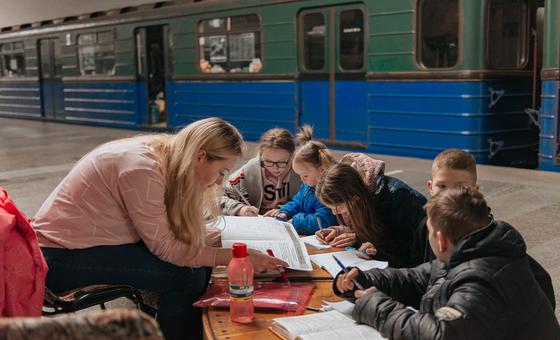 乌克兰哈尔科夫地铁站内的避难所里，孩子们正在学习。